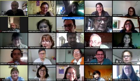 Reunión virtual de un grupo diverso de personas en un formato de cuadrícula.