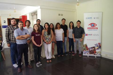 Un grupo de personas posando en un espacio interior.