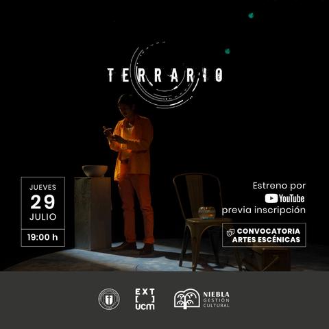 La imagen muestra a una persona sobre un escenario oscuro, en un evento de estreno teatral llamado 'TERRARIO'.