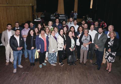 Un grupo de personas posando para una fotografía en un evento social.