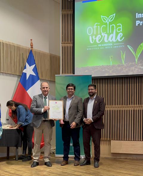 En una ceremonia, se entrega un reconocimiento en la Oficina Verde del Ministerio del Medio Ambiente en Chile.