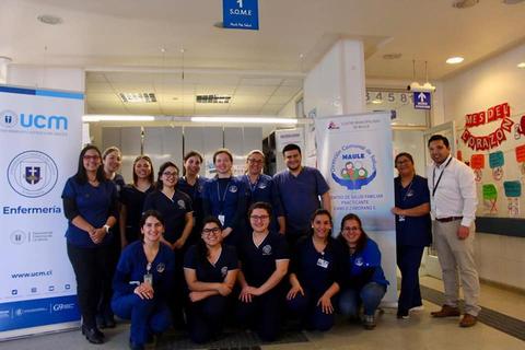 Grupo de personas en un entorno hospitalario, mostrando un ambiente de trabajo en equipo en el área de enfermería.