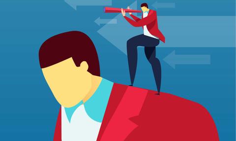 La imagen muestra a un hombre de pie sobre el hombro de otro, observando a través de un telescopio en un fondo azul con flechas que indican dirección.