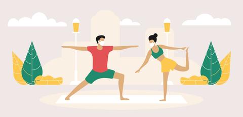 Dos personas realizan yoga al aire libre, utilizando mascarillas.