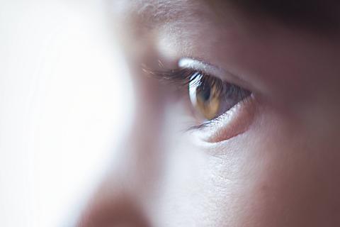 Un primer plano del ojo de una persona que refleja luz.