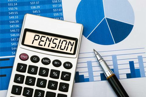 La imagen muestra una calculadora con la palabra 'PENSION' y gráficos financieros en el fondo.