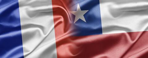La imagen muestra las banderas de Francia y Chile ondeando juntas.