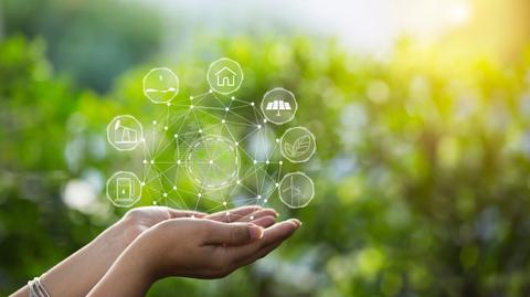 Una persona sostiene las manos mientras aparecen íconos sobre un fondo verde difuso.