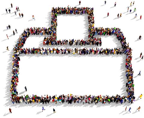 Una multitud de personas formando la silueta de un maletín.