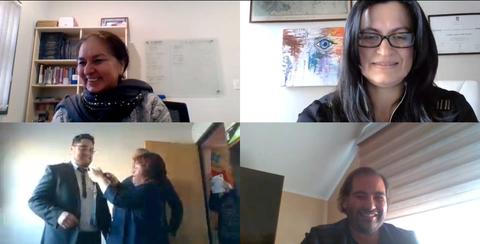 Un grupo de personas participando en una videoconferencia, alternando entre sonrisas y conversaciones.