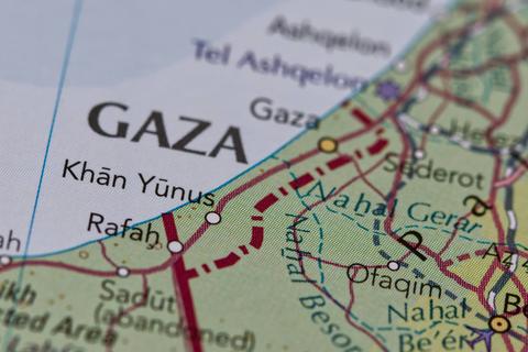 La imagen muestra un mapa de la región de Gaza con nombres de localidades y rutas.