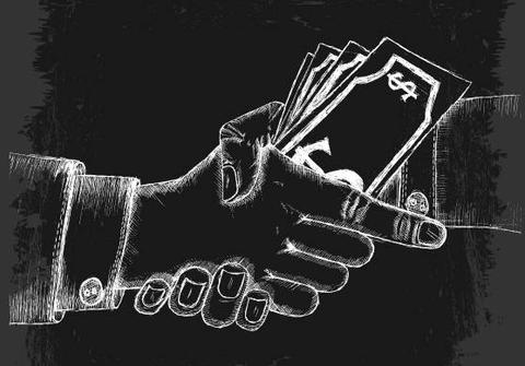 Dos manos se estrechan mientras una de ellas entrega billetes.