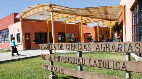 La imagen muestra la entrada de la Escuela de Ciencias Agrarias de la Universidad Católica del Maule.