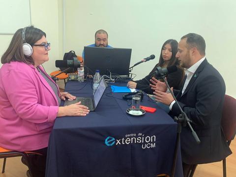 Un grupo de personas está participando en una grabación de un programa de radio en un ambiente académico.