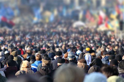 Una multitud densa de personas reunidas en un lugar público.