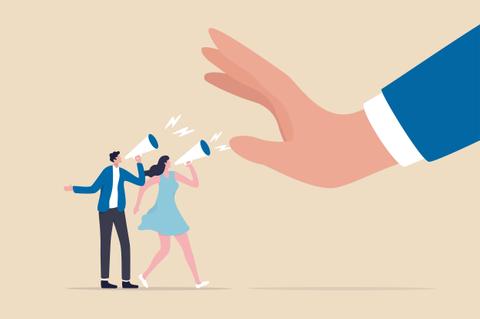 Una ilustración que muestra a dos personas con megáfonos mientras una mano grande parece interrumpirlas.