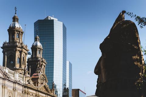 Una mezcla de arquitectura histórica y moderna en una ciudad.