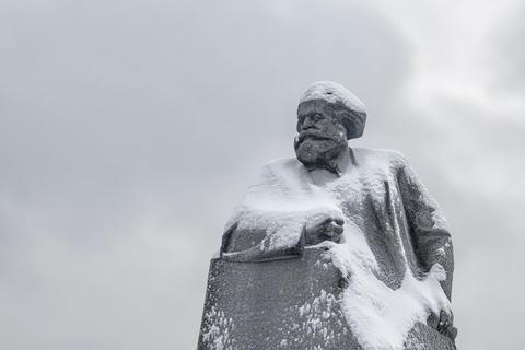 Estatua cubierta de nieve de un filósofo y economista famoso.