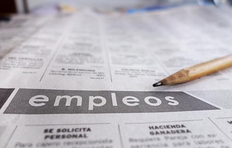 La imagen muestra un periódico con anuncios de empleo destacando la palabra 'empleos'.