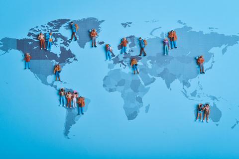 Un mapa mundial con figuras de personas que representan viajeros en diferentes ubicaciones.