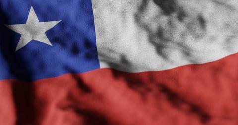 La imagen muestra la bandera de Chile con sus colores rojo, blanco y azul.