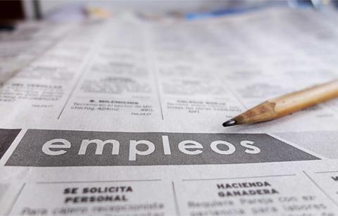 Una sección de un periódico enfocada en ofertas de empleo.