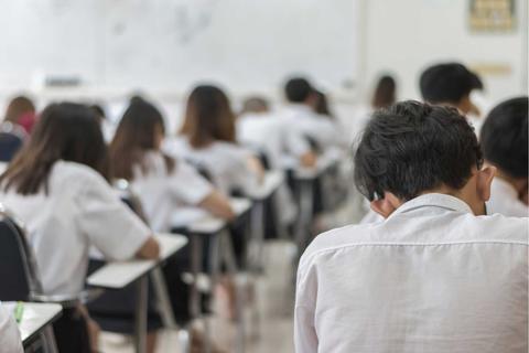 Un grupo de estudiantes realizando un examen en un aula.