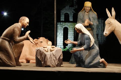 Una representación del nacimiento de Jesús con figuras de la Virgen María, San José, el niño y animales en un pesebre.