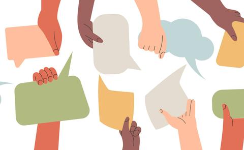 Un conjunto de manos sosteniendo diferentes globos de diálogo de varios colores.