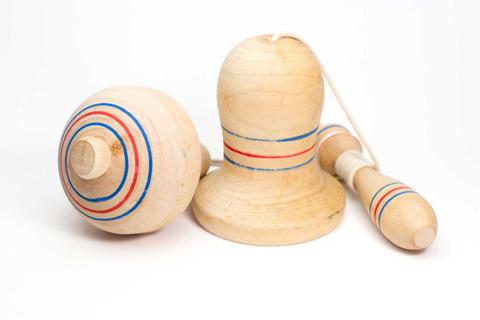 La imagen muestra un juguete tradicional de madera, típico de la infancia, con colores vivos.