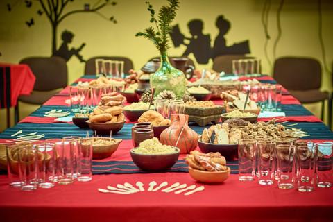 Una mesa decorada con una variedad de alimentos y bebidas dispuestos para una celebración.