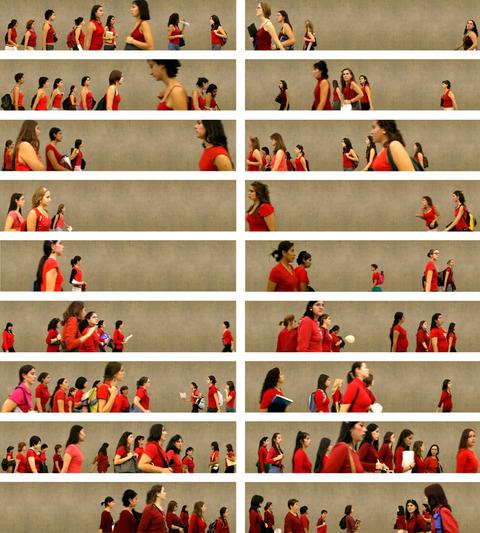 Un grupo de mujeres camina en fila, todas vistiendo prendas rojas, en un entorno neutral.