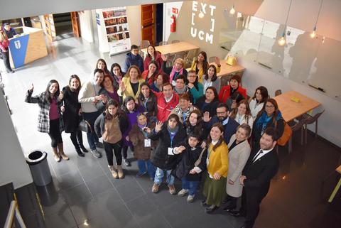Un grupo de personas se reúne en un espacio moderno y luminoso, posando para una foto en grupo.