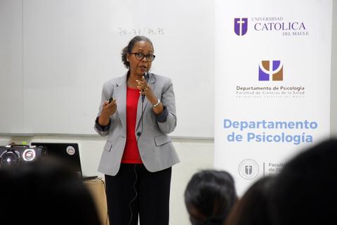 Una mujer presenta un tema en un salón de clases en la Universidad Católica del Maule.