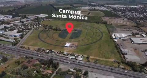 Vista aérea del Campus Santa Mónica con un marcador en el centro.