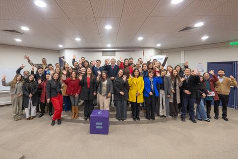 Grupo de personas sonrientes en un evento de camaradería en Chile.