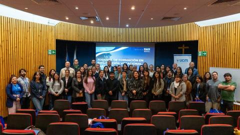 Grupo de personas reunidas en una jornada de formación en el ámbito educacional.