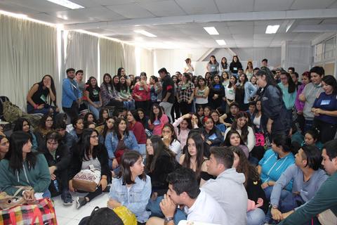 Un grupo numeroso de estudiantes reunidos en un aula.