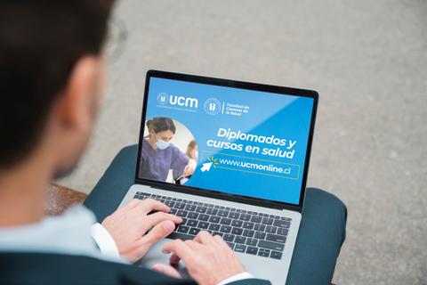 Una persona usando una computadora portátil que muestra información sobre cursos de salud.