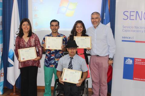 Un grupo de cinco personas posan con certificados en un evento oficial.