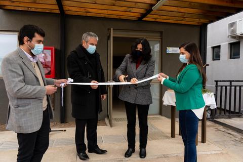 Inauguración de un edificio con la ceremonia del corte de cinta por varias personas.