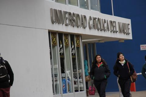 Un grupo de estudiantes camina frente a la Universidad Católica del Maule.