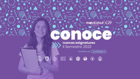 Una joven sonriente sostiene una carpeta mientras se presenta información sobre nuevas asignaturas para el segundo semestre de 2023.