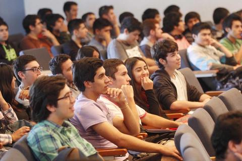 Un grupo de estudiantes prestando atención en una conferencia.