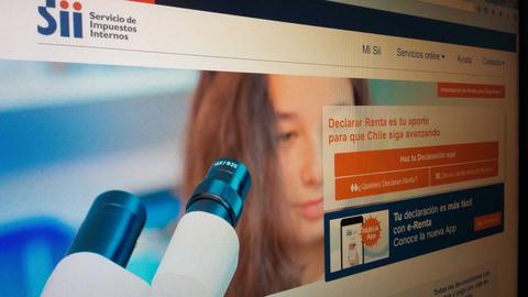 La imagen muestra una pantalla de computadora con la página web del Servicio de Impuestos Internos de Chile.