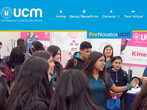 Un grupo de estudiantes interactuando en una feria educativa de la Universidad Católica del Maule.