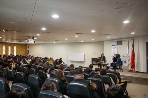 premio-nacional-de-literatura-diamela-eltit-sostuvo-conversatorio-con-estudiantes-y-academicos-de-la-ucm.jpeg