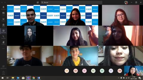 Una videoconferencia con varios participantes en un entorno educativo.