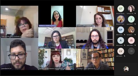 Una reunión virtual con varios participantes en diferentes cuadros de video.