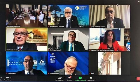 Reunión virtual de varios participantes en un videoconferencia desde diferentes ubicaciones.